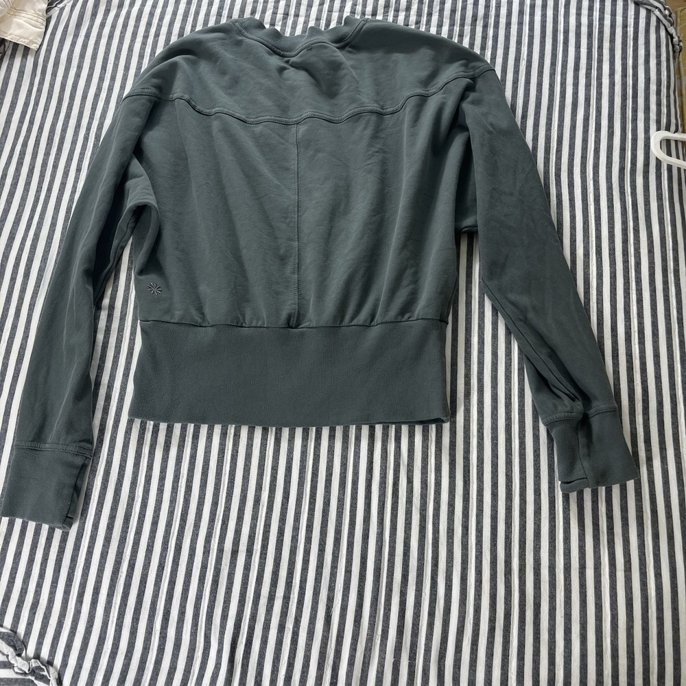 Athleta Women's Green Pullover Sweatshirt Size Medium Crop Thumb holes Crew Neck - Picture 8 of 8